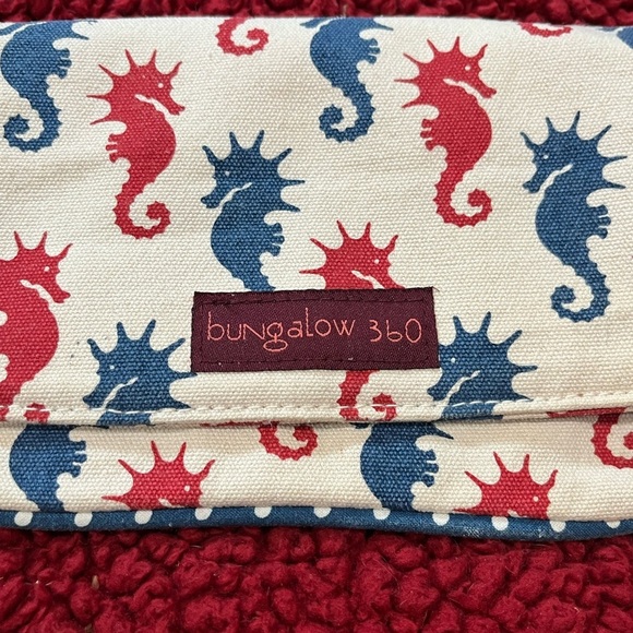 Rare BUNGALOW 360 Seahorse Print Canvas Wristlet Clutch Natural/Beige Red Blue - Picture 2 of 10